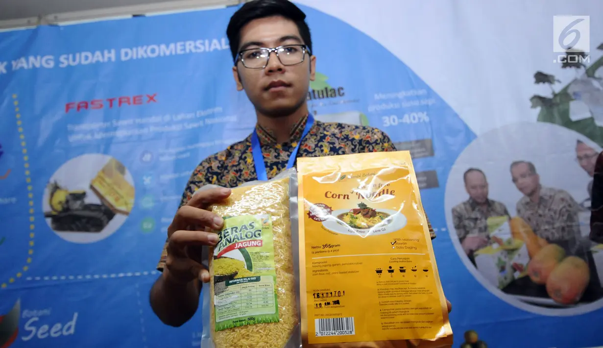 Peserta pameran menunjukkan produk inovasi makanan pada Pasar Inovasi dan Kreativitas di Graha Pengayoman, Jakarta, Selasa (31/10). Ajang ini untuk mengkomersialisasikan produk kekayaan intelektual pelaku bisnis. (Liputan6.com/Helmi Fithriansyah)