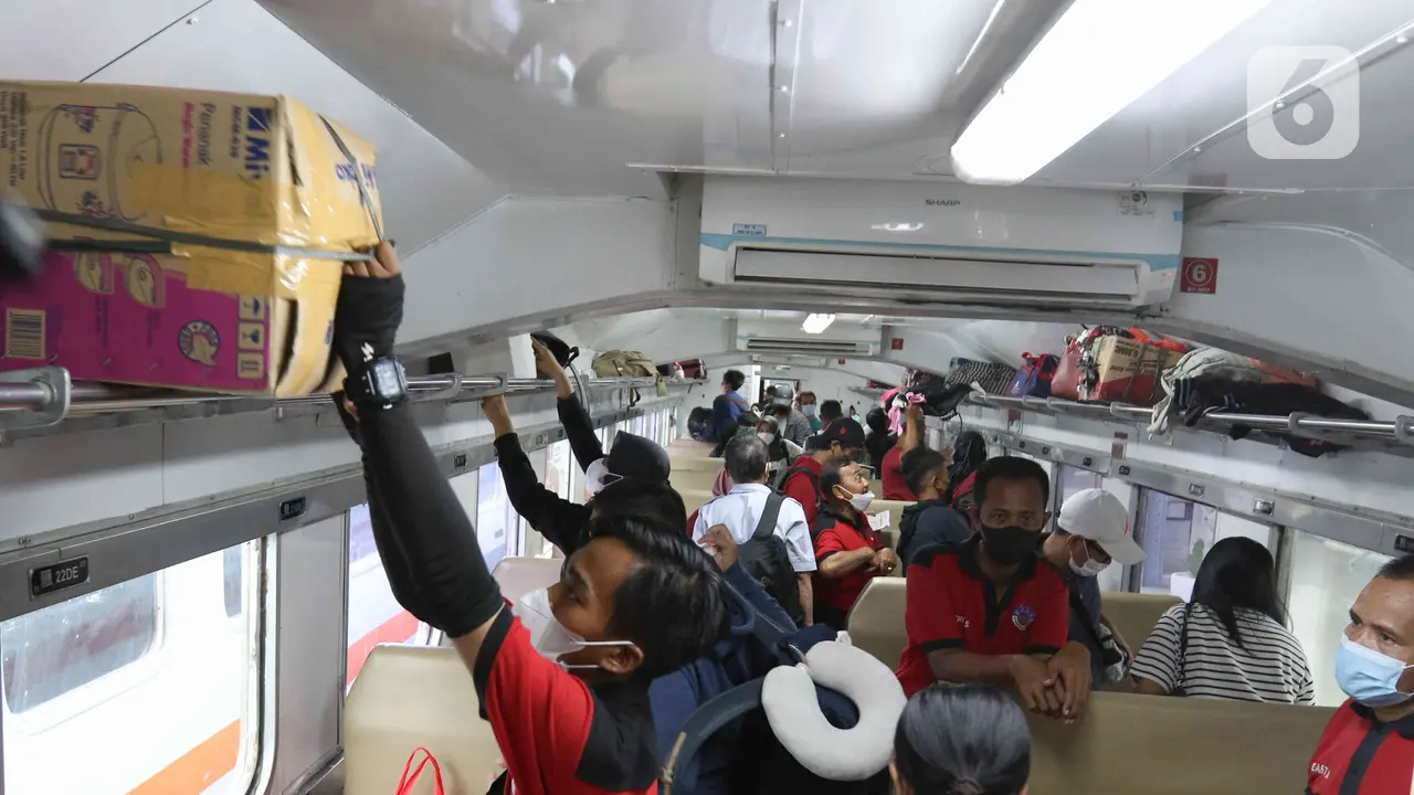 Mudik Lebih Awal di Stasiun Pasar Senen