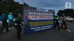 Petugas dari Polres Bogor memasang rambu penutupan jalan di pintu keluar Tol Gadog, Bogor, Sabtu (31/12/2022). Penutupan jalan jalur Puncak Bogor untuk gelaran Car Free Night dimulai sejak pukul 18.00 WIBdan dibuka kembali esok pagi pukul 06.00 WIB. (merdeka.com/Arie Basuki)
