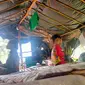 Ketiga anak Mat Atam, Suku Anak Dalam (SAD) Batin Sembilan nomadden saat bersantai di dalam pondokannya di Hutan Harapan (Liputan6.com / Nefri Inge)