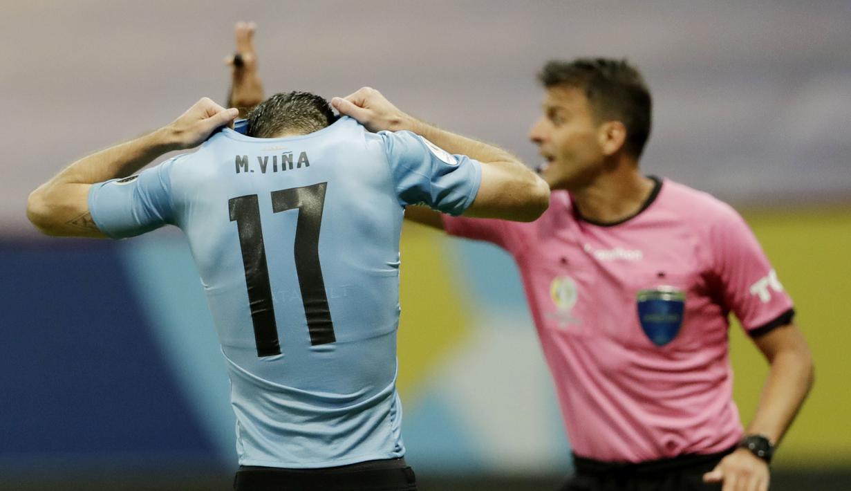 Keberhasilan Ospina menepis eksekusi Jose Gimenez dan Matias Vina membuat Kolombia memenangi babak tos-tosan dengan skor 4-2 dan berhak menyusul Peru dan Brasil ke semifinal Copa America 2021. (Foto:AP/Silvia Izquierdo)