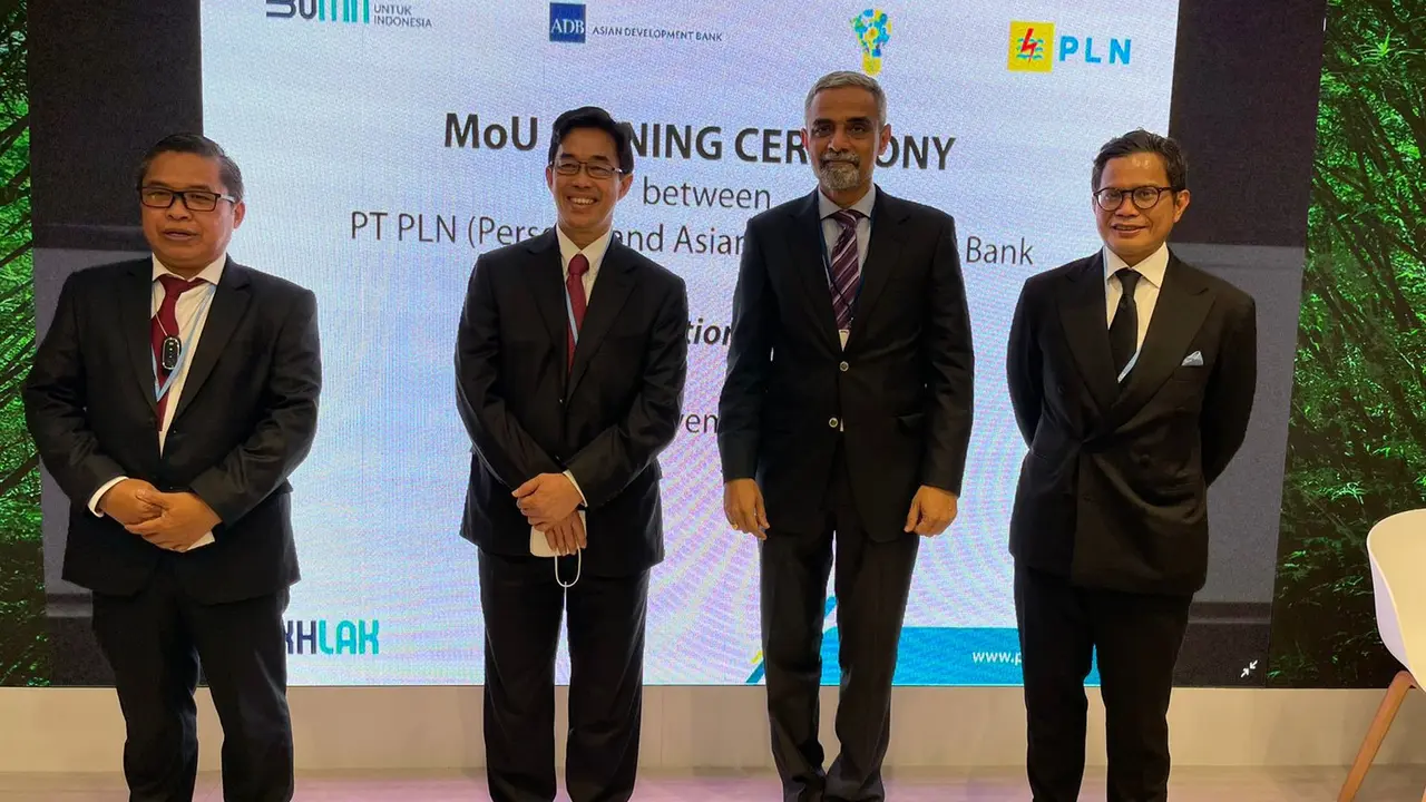 Penandatanganan nota kesepahaman (Memorandum of Understanding/MoU) antara Direktur Utama PLN Zulkifli Zaini dan Director General Southeast Asia Department ADB Ramesh Subramaniam di sela rangkaian COP 26, di Glasgow, Senin (1/11) waktu setempat.