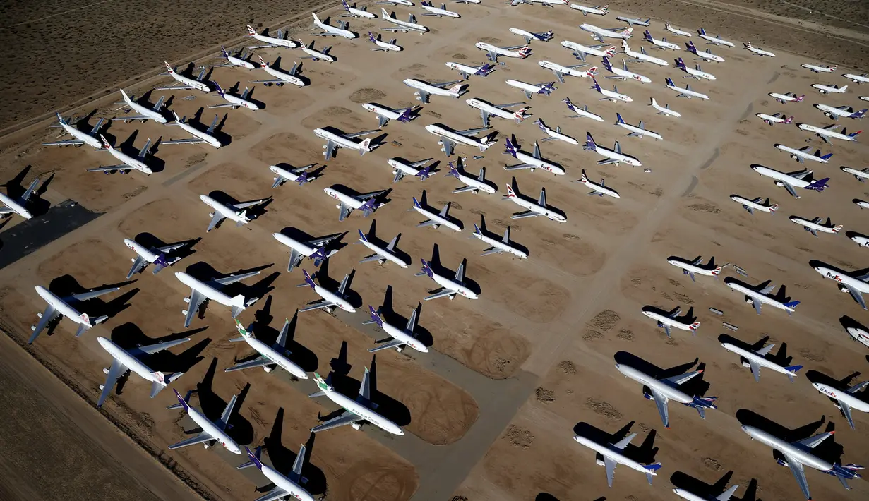 Pesawat terbang tua, termasuk Boeing 747-400 yang terparkir di Victorville, California. Foto di ambil pada 13 Maret 2015. Tahun lalu, tidak ada pemesanan untuk Boeing 747 atau Airbus A380. (REUTERS/Lucy Nicholson)