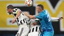 Bek Juventus, Leonardo Bonucci berebut bola udara dengan pemain Zenit St. Petersburg, Artem Dzyuba pada pertandingan Grup H Liga Champions di Gazprom Arena di St.Petersburg, Rusia, Kamis (21/10/2021). Juventus menang atas Zenit St. Petersburg 1-0. (AP Photo/Dmitry Lovetsky)