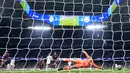 Kiper Manchester City, Ederson gagal menghalau bola tendangan pemain Real Madrid, Kylian Mbappe dalam laga leg 2 babak play off Liga Champions 2024/2025 di Santiago Bernabeu, Madrid, Rabu (19/02/2025) waktu setempat. (AP Photo/Manu Fernandez)