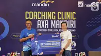 Presiden Direktur PT AXA Mandiri Financial Services (AXA Mandiri) Handojo G. Kusuma (kanan) secara simbolis menyerahkan asuransi perlindungan kecelakaan bagi peserta Mandiri Jogja Marathon, Roellis Prasetyo, Ketua Mandiri Jogja Marathon 2022 di Yogyakarta, Sabtu (13/8/2022). (Liputan6.com/HO)