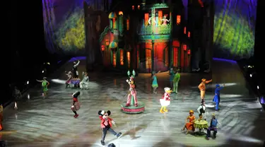 Pertunjukkan Disney On Ice bertajuk Dare to Dream! digelar di Istora Senayan, Jakarta, Jumat (10/4/2015). Acara ini digelar untuk merayakan 75 tahun cerita mengenai Disney Princess (Liputan6.com/Panji Diksana)