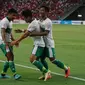 Pemain Timnas Indonesia, Asnawi Mangkualam, Witan Sulaeman, dan Pratama Arhan, merayakan gol yang dicetak Witan ke gawang Singapura dalam leg pertama semifinal Piala AFF 2020 di National Stadium, Kallang, Singapura, Rabu (22/12/2021). (Dok. PSSI)