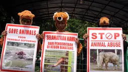 Aktivis membentangkan tulisan saat aksi di depan Kantor Kementerian Lingkungan Hidup dan Kehutanan, Jakarta, Senin (8/8). Mereka meminta kebun binatang dan taman safari di Indonesia menghentikan eksploitasi satwa. (Liputan6.com/Helmi Fithriansyah)