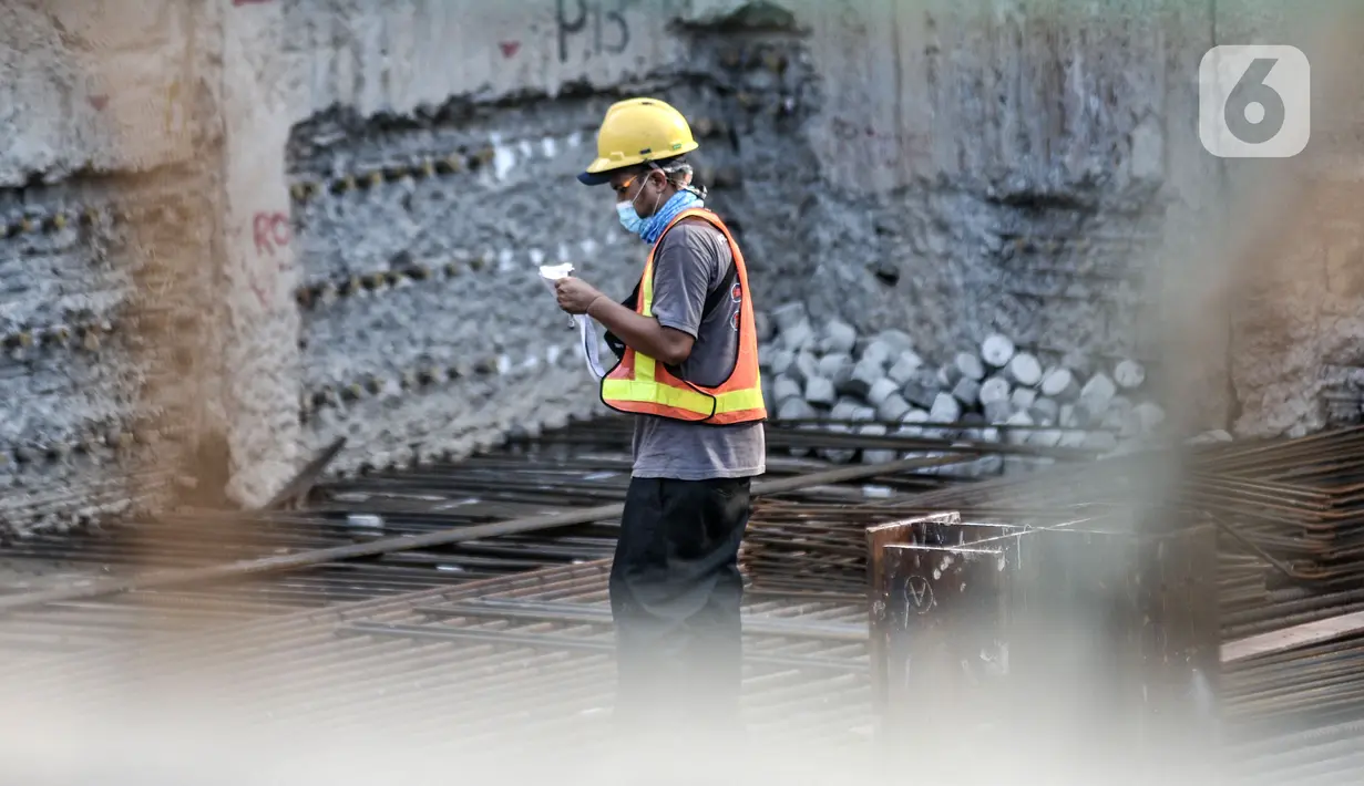 Pekerja menyelesaikan proyek pembangunan MRT Jakarta Fase 2A di kawasan Monas, Jakarta, Senin (31/5/2021). Proyek MRT Jakarta fase 2A terbagi menjadi beberapa paket. (merdeka.com/Iqbal S. Nugroho)