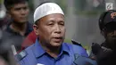 Maturidi, perwakilan keluarga Nyak Sandang, menjawab pertanyaan awak media di RSPAD Gatot Subroto, Jakarta, Sabtu (31/3). Menurut Maturidi, jangkauan penglihatan Nyak Sandang sudah melebihi satu meter pascaoperasi katarak. (Liputan6.com/Faizal Fanani)