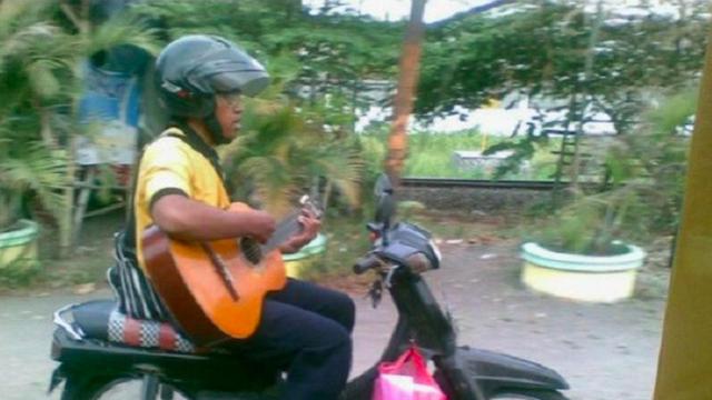7 Potret Kocak Kelakuan Pengendara Motor, Kelewat Nyeleneh