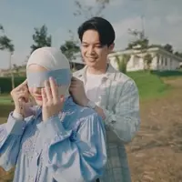 Potret Rey Mbayang beri kejutan Dindah Hauw di anniversary pernikahannya (sumber: Instagram/rey_mbayang)