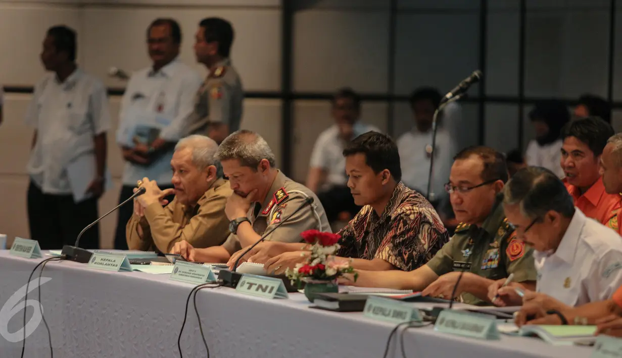 Sejumlah petinggi TNI dan Polri menghadiri rapat koordinasi dengan Menteri Perhubungan Ignasius Jonan terkait persiapan angkutan mudik lebaran, di kantor Kementerian Perhubungan, Jakarta, Selasa (30/6/2015). (Liputan6.com/Faizal Fanani)