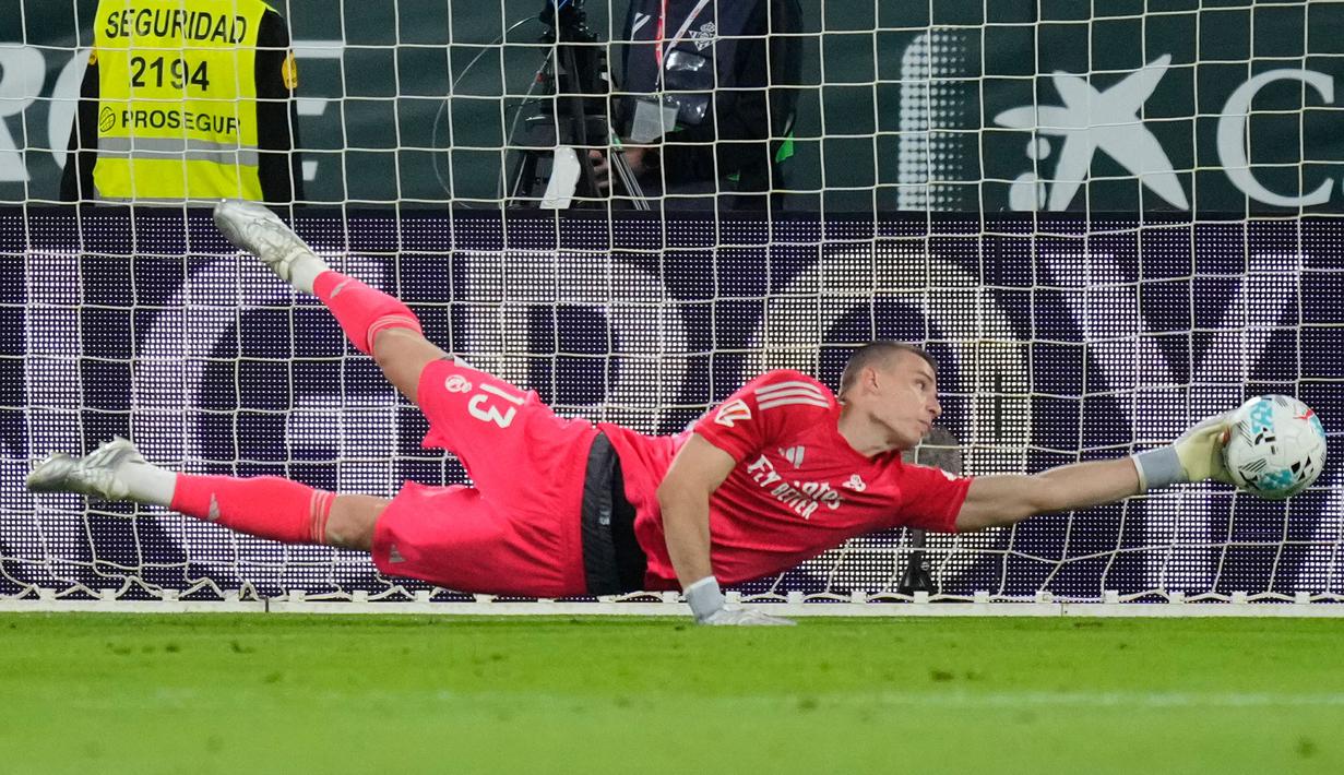 Kiper Andriy Lunin juga tampak beberapa kali harus melakukan penyelamatan-penyelamatan penting untuk menjaga garang Real Madrid tak kebobolan. (AP Photo/Jose Breton)