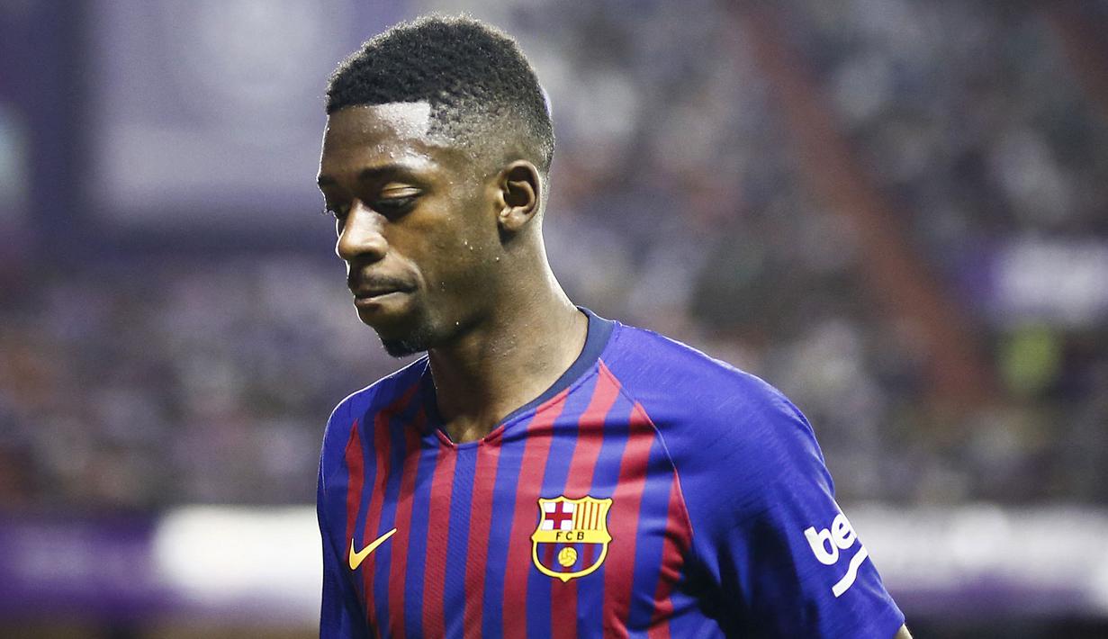 Ousmane Dembele membuat keputusan yang membingungkan pada bursa transfer Januari 2022. Pasalnya, ia tak mau menandatangani kontrak baru bersama Barcelona dan menolak tawaran dari klub-klub lain, seperti PSG dan Arsenal. Hal tersebut membuatnya pergi sebagai agen bebas. (AFP/Benjamin Cremel)