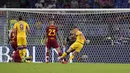 Pemain Fiorentina Nikola Milenkovic (tengah) mencetak gol ke gawang AS Roma pada pertandingan Serie A di Stadion Olimpiade Roma, Italia, Minggu (22/8/2021). AS Roma menang dengan skor 3-1. (AP Photo/Gregorio Borgia)