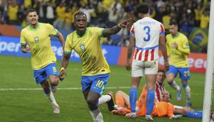 Pemain Brasil Vinicius Junior merayakan gol timnya melawan Paraguay dalam pertandingan kualifikasi Piala Dunia 2026 di Neo Quimica Arena, Sao Paulo, Rabu, 11 Juni 2025. (AP Photo/Andre Penner)