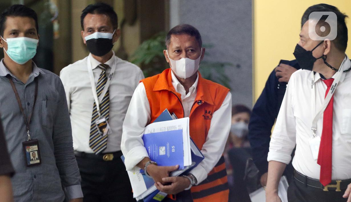 Mantan Dirut PT Pelindo II (Persero) Richard Joost Lino (tengah) usai menjalani pemeriksaan di Gedung KPK, Jakarta, Senin (26/4/2021). RJ Lino diperiksa sebagai tersangka dugaan korupsi pengadaan tiga unit Quay Container Crane (QCC) di PT Pelindo II tahun 2010. (Liputan6.com/Helmi Fithriansyah)