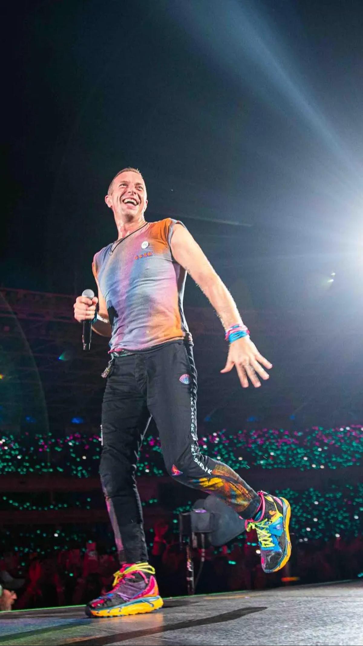 Wajah bahagia Chris Martin saat menghibur penggemar di Stadion Utama Gelora Bung Karno