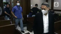 Mantan Dirut PT Pelindo II, RJ Lino (kanan) bersiap menjalani sidang pembacaan putusan kasus dugaan korupsi pengadaan tiga unit QCC di PT Pelindo II tahun 2010, Pengadilan Tipikor, Jakarta, Selasa (14/12/2021). RJ Lino divonis empat tahun penjara, denda Rp500 juta. (Liputan6.com/Helmi Fithriansyah)