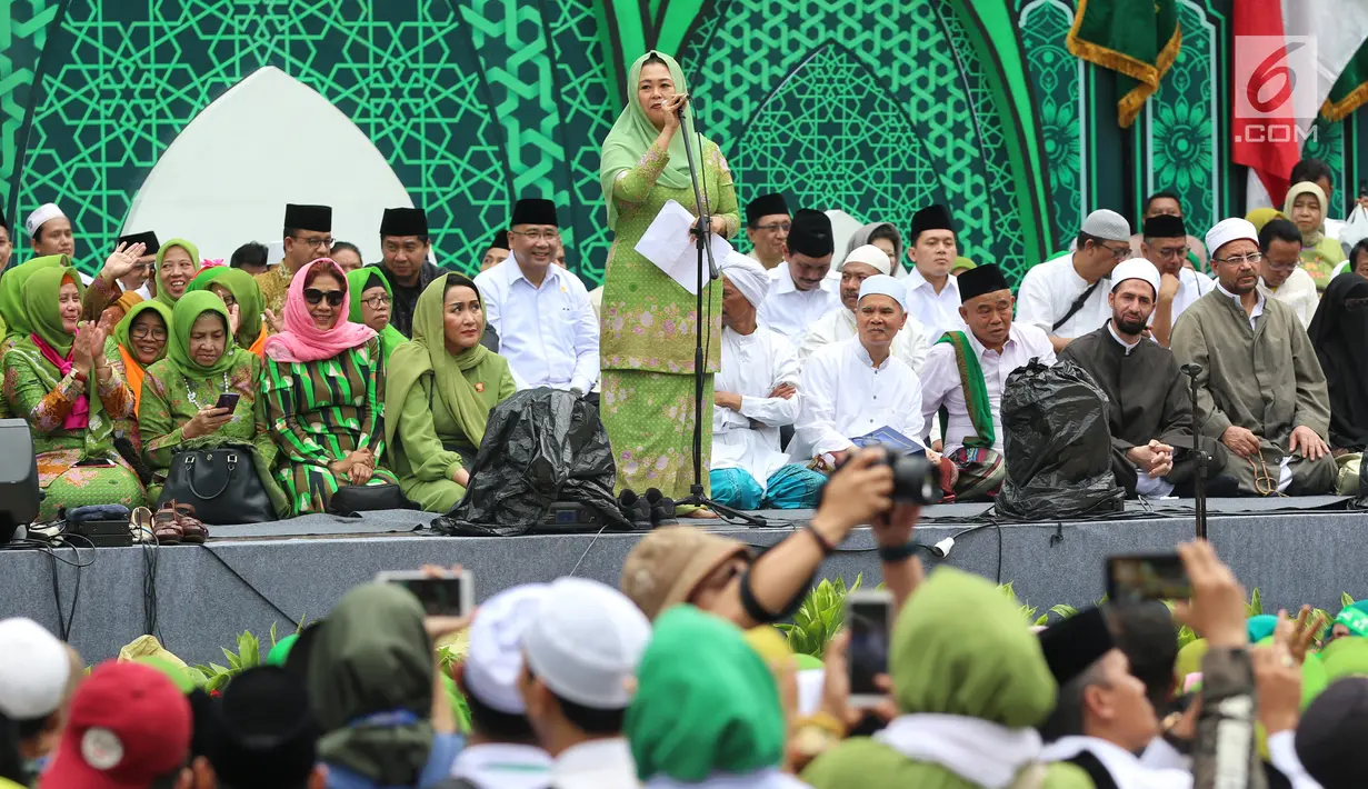 Ketua Panitia Harlah ke-73 Muslimat NU Zannuba Ariffah Chafsoh Rahman Wahid atau Yenny Wahid memberi sambutan dalam Harlah ke-73 Muslimat NU di SUGBK, Jakarta, Minggu (27/1). (Liputan6.com/Johan Tallo)