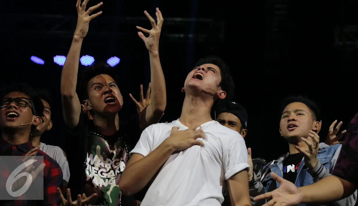 Aktor Aliando Syarief  terlihat menghayati perannya pada saat latihan drama musikal bersama The Dance Icon untuk tampil di HUT SCTV ke-26 di Istora Senayan, Jakarta, Senin (22/8). (Liputan6.com/Herman Zakharia)