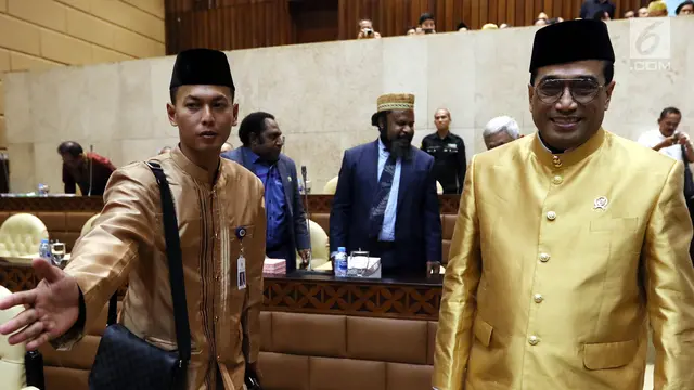 Menhub Gunakan Pakaian Adat
