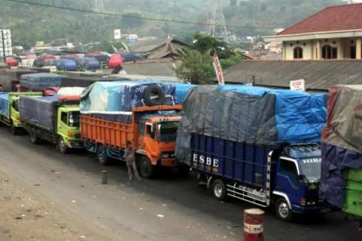 Antrean truk di Merak, Banten
