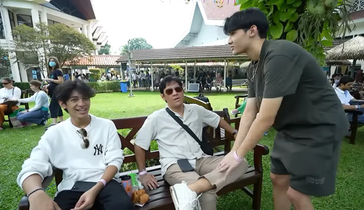 Darah seni mengalir dari sang ayah. Seperti diketahui, sebelum sibuk main sinetron dan menjadi komedian, Andre Taulany merupakan vokalis dari Stinky.  [Youtube/Kenzy Taulany]