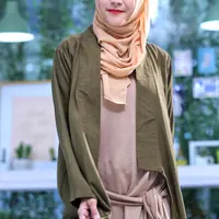 Tidak hanya rumah ibu tiga anak itu yang menjadi sasaran maling. Pada malam berikutnya, tetangga yang berjarak tiga rumah dari tempatnya tinggal juga dibobol maling. (Adrian Putra/Bintang.com)