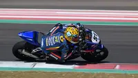 Aksi Aditya Satya Mahendra menikung Sirkuit Mandalika dalam race 1 AP250, Asia Road Racing Championship 2023, Sabtu (13/8/2023). (Dok. Yamaha Racing Indonesia)