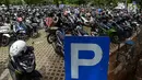 Pengendara motor mencari parkir di Kawasan Irti Monas, Jakarta, Kamis (3/1). Pemerintah Provinsi DKI Jakarta berencana menaikkan tarif layanan parkir per Januari 2019. (Merdeka.com/Imam Buhori)