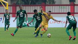 Paulo Sergio mencoba melewati adangan para pemain Persebaya Surabaya pada laga Gojek Liga 1 bersama Bukalapak di Stadion PTIK, Jakarta, Rabu (11/7/2018). Bhayangkara FC bermain imbang 3-3. (Bola.com/Nick Hanoatubun)