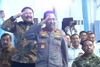 Jaksa Agung ST Burhanuddin dan Kapolri Listyo Sigit duduk bersebelahan. (Tangkapan layar Youtube Sekretariat Presiden)