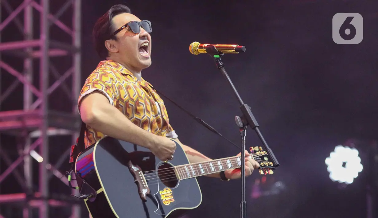 David Bayu membawakan beberapa lagu diantaranya Benci untuk Mencinta, Posesif, Wanita dan Jikalau. (Liputan6.com/Herman Zakharia)