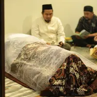 Rencananya jenazah ayah Olla Ramlan akan dikebumikan di Tempat Pemakaman Umum Tanah Kusir pada Selasa, 5 Juni 2018 pagi. (Adrian Putra/Bintang.com)