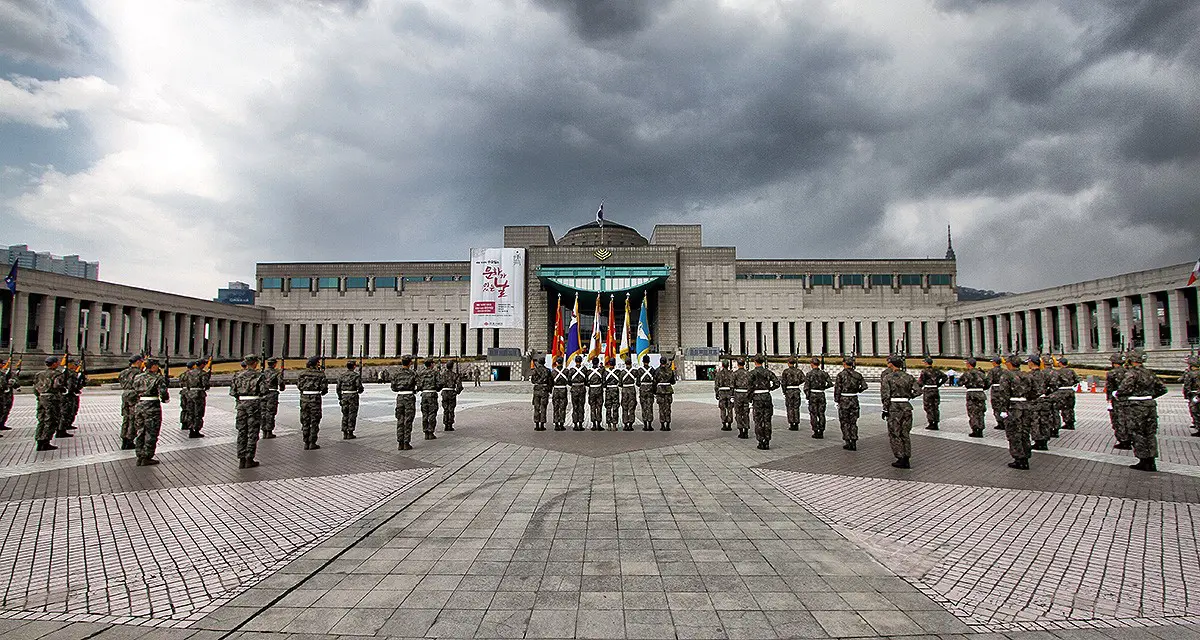 Sebuah upacara di depan pintu masuk utama Museum The War Memorial of Korea di Kota Seoul, Korea Selatan. (Traveller.com)