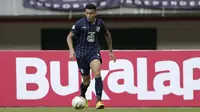 Striker Persela Lamongan, Alex Goncalves, menggiring bola saat melawan Perseru Badak Lampung pada laga Shopee Liga 1 di Stadion Patriot Chandrabhaga, Bekasi, Rabu (11/9). Perseru bermain imbang 1-1 atas Persela. (Bola.com/Yoppy Renato)