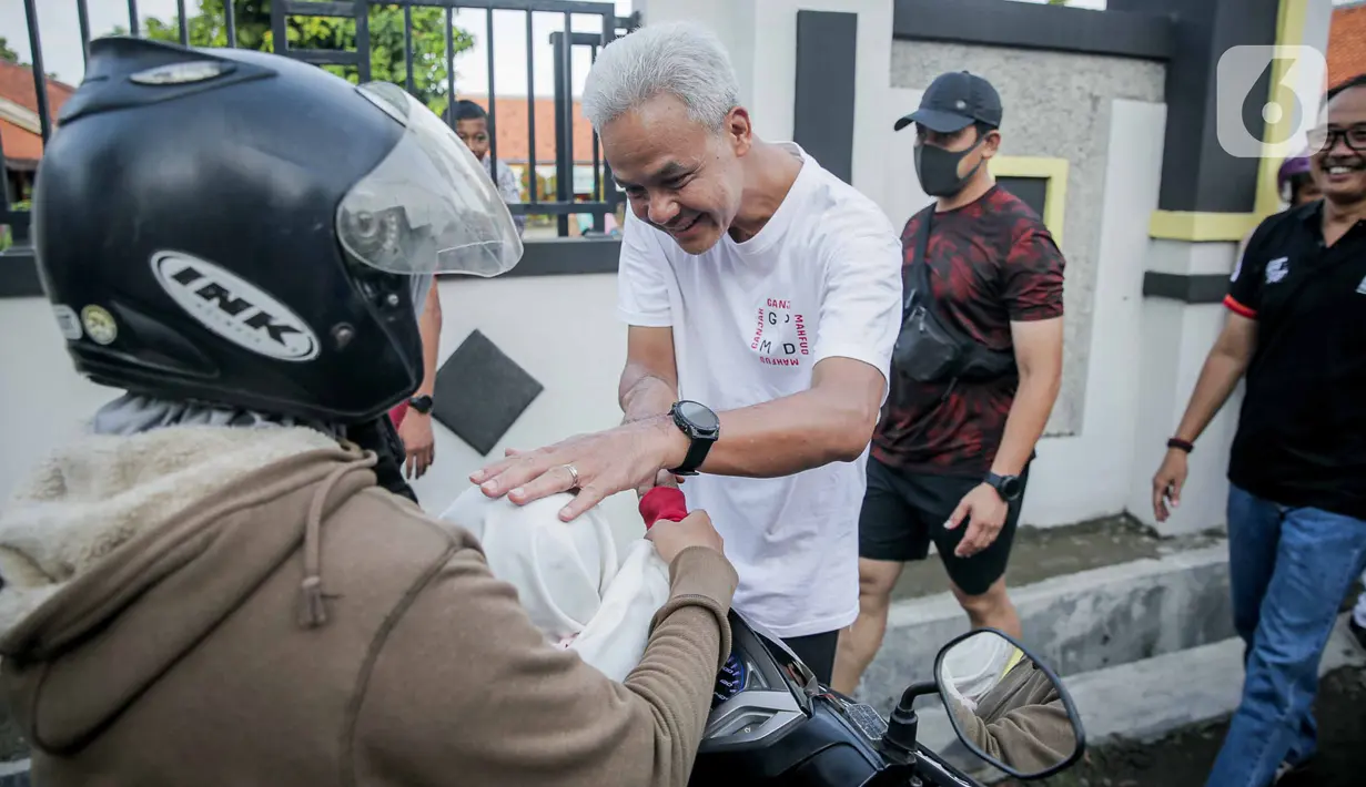 Kehadiran Ganjar sontak membuat anak-anak sekolah histeris. Tak sedikit, anak-anak sekolah tersebut meminta foto bersama dengan Ganjar. (Liputan6.com/Faizal Fanani)