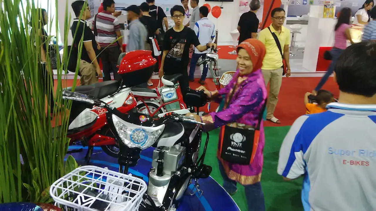 Sepeda Listrik Tuai Untung di IIMS 2014