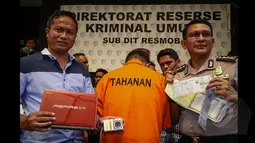 Pihak Kepolisian memperlihatkan barang bukti hasil pencurian yang dilakukan oleh tersangka EY (29) di Resmob Polda Metro Jaya, Jakarta, Selasa (27/1/2015).Pihak Kepolisian saat merilis kasus pencurian dengan pecah kaca mobil.(Liputan6.com/Faizal Fanani) 