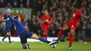 Aksi pemain Manchester United, Zlatan Ibrahimovic (kiri) saat berebut bola dengan pemain Liverpool, Nathaniel Clyne pada laga Premier League di Stadion Anfield, Liverpool, Selasa (18/10/2016) dini hari WIB.  (AP/Dave Thompson)