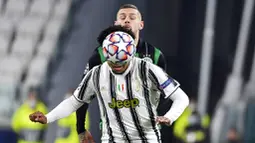 Pemain Juventus, Weston McKennie, berebut bola dengan pemain Ferencvaros, Marcel Heister, pada laga Liga Champions di Turin, Rabu (25/11/2020). Juventus menang dengan skor 2-1. (Marco Alpozzi/LaPresse via AP)