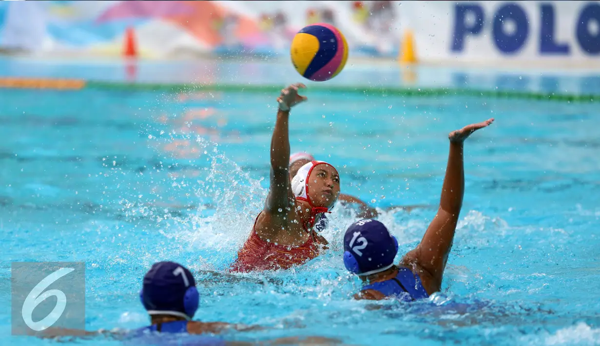 Pemain DKI Jakarta melempar bola saat laga final polo air PON XIX melawan Jawa Barat di Kolam Renang Si Jalak Harupat, Kab Bandung, Senin (26/9/2016). DKI Jakarta unggul dengan skor 14-8. (Liputan6.com/Helmi Fithriansyah)
