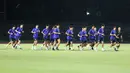Pemain Filipina melakukan latihan resmi jelang laga terakhir Grup B Piala AFF 2024 melawan Timnas Indonesia di Stadion Sriwedari, Solo, Jawa Tengah, Jumat (20/12/2024). (Bola.com/Abdul Aziz)