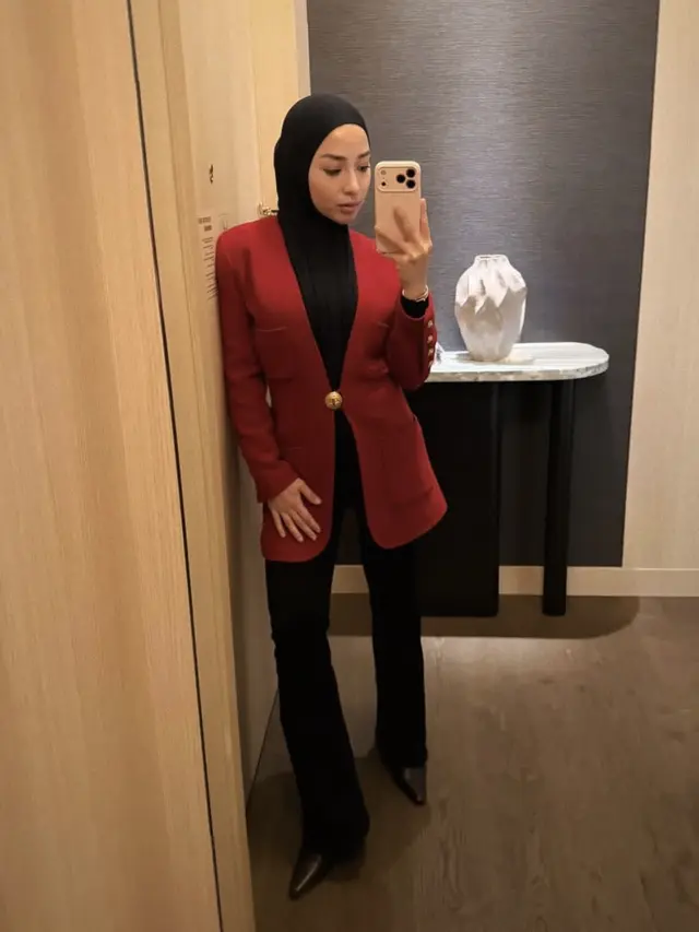 Nikita Willy saat Liburan di Jepang pakai outer maroon. [@nikitawillyofficial94]