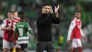 <p>Pelatih Kepala Arsenal, Mikel Arteta memberikan tepuk tangan setelah laga leg pertama Liga Europa 2022/2023 melawan Sporting CP di Jose Alvalade Stadium, Lisbon, Jumat (10/03/2023) dini hari WIB. Laga berakhir dengan skor imbang 2-2. (AP Photo/Armando Franca)</p>