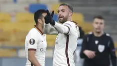 Striker AS Roma, Borja Mayoral melakukan selebrasi usai mencetak gol pertama timnya ke gawang Shakhtar Donetsk dalam laga leg kedua babak 16 besar Liga Europa 2020/2021 di Olimpiyskiy Stadium, Kiev, Kamis (18/3/2021). AS Roma menang 2-1 atas Shakhtar. (AP/Efrem Lukatsky)