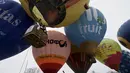 Pasangan pengantin berada di balon udara saat mengikuti Festival Love Cup 2016 di Jekabpils, Latvia (14/2). Sebanyak 50 pasangan pengantin dibagi dalam 27 balon udara terbang bersama mengikat janji cinta mereka. (REUTERS/Ints Kalnins)